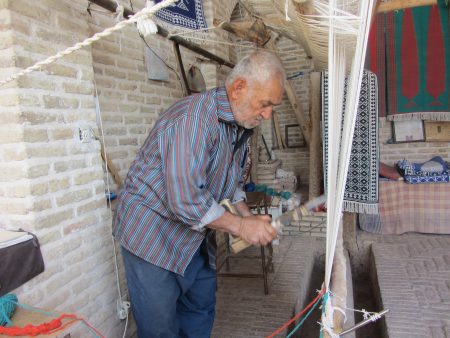 زیلوباف در کارگاه سنتی زیلوبافی