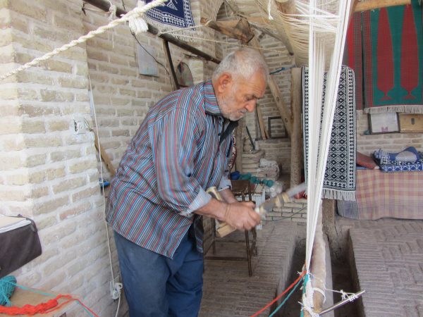 زیلوباف در کارگاه سنتی زیلوبافی
